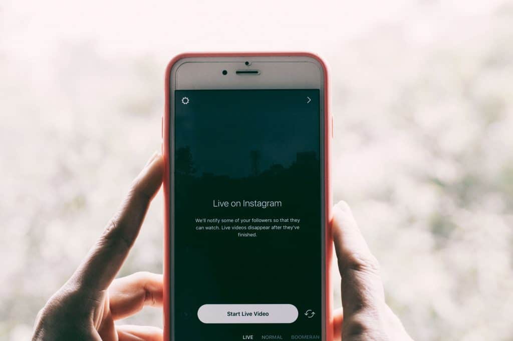 Telefon z włączoną aplikacją Instagram