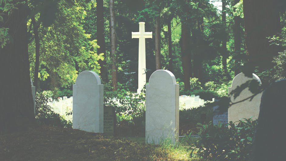Opieka nad grobami – czy warto wynająć taką usługę?
